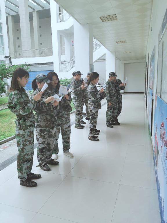 员工们一起学习网络安全