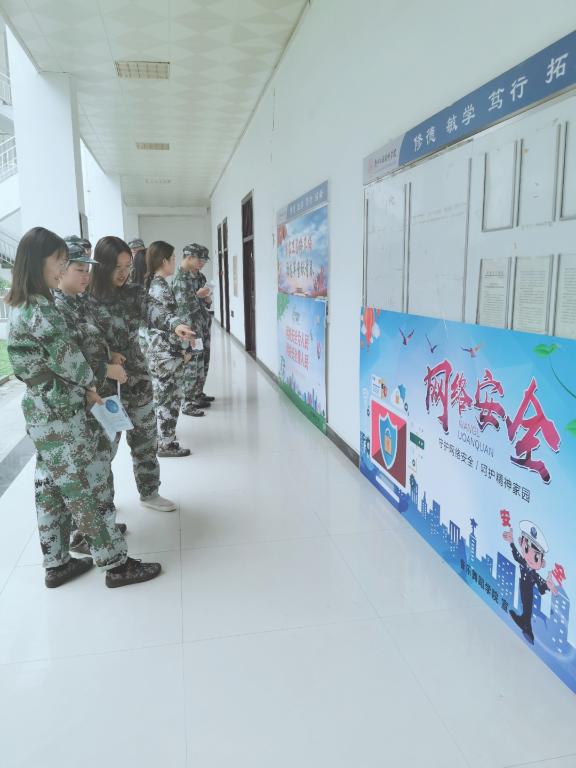 员工们在展板前一起学习网络安全